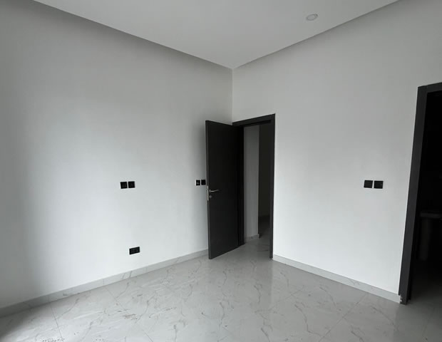 5 Bedroom Fully Detached Duplex
